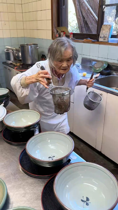 老奶奶干饭时间最新，一种别样的生活美学